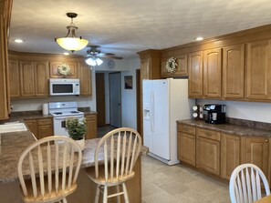 Jääkaappi, mikroaaltouuni, uuni, liesi