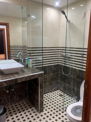 Douche, serviettes fournies, savon, shampoing