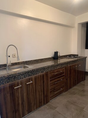 Réfrigérateur, micro-ondes, plaque de cuisson, bouilloire électrique