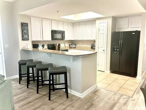 冷蔵庫、電子レンジ、オーブン、コンロ