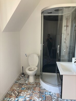 Een douche, een haardroger, handdoeken