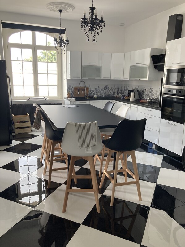 Jääkaappi, mikroaaltouuni, uuni, liesi