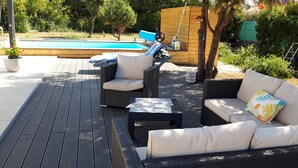 A wooden deck with outdoor furniture, a pool, and a wooden fence. - New comfortable house with swimming pool in Provence (Régusse)