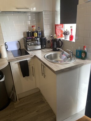 Kjøleskap, mikrobølgeovn, ovn og kokeplater