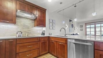 Condo, 1 Bedroom | Private kitchen | Fridge, oven, coffee/tea maker, toaster