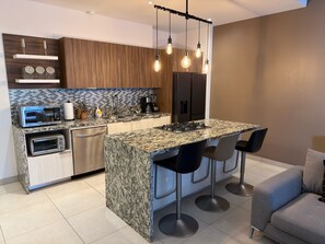 Refrigerador, microondas, horno, placa de cocina