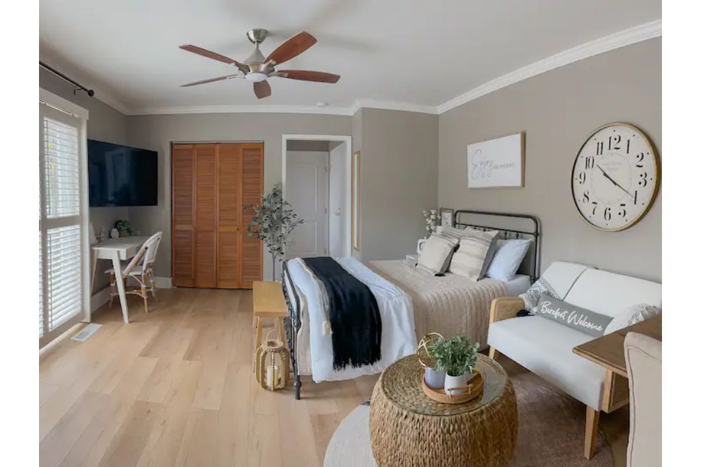 1 habitación, caja de seguridad en la habitación y escritorio 