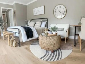1 Schlafzimmer, Zimmersafe, Schreibtisch, Bügeleisen/Bügelbrett
