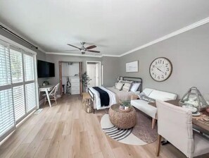 1 室のベッドルーム、セーフティボックス (室内)、デスク、アイロン / アイロン台