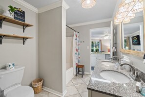 Combined shower/bathtub, hair dryer, towels