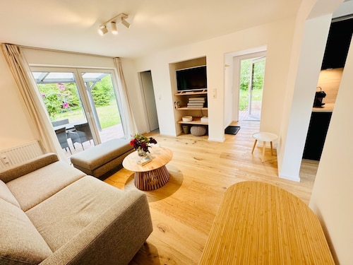 „Mein_Lieblingsplatz“ - Moderne helle Ferienwohnung mit großem Garten