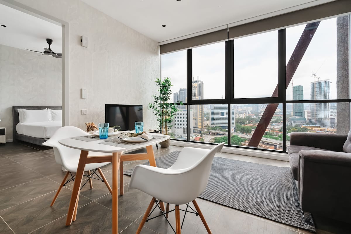 Familie appartement, 1 slaapkamer, niet-roken, uitzicht op stad | Woonruimte | Een smart-tv, een open haard, Netflix en streamingdiensten