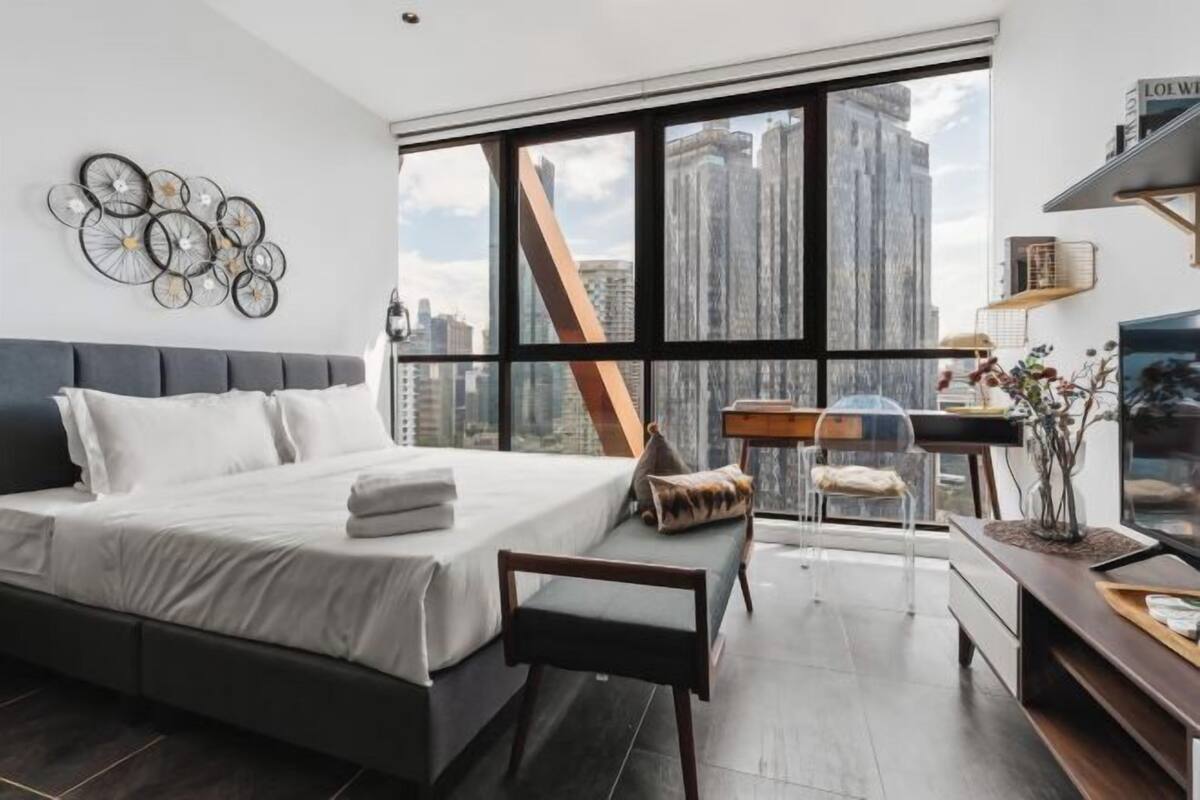 1 bedroom, Egyptian cotton sheets, premium bedding, down duvets