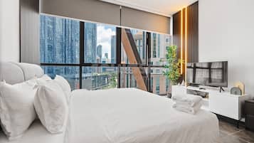 Deluxe Studio Suite, 1 Queen Bed with Sofa bed, Non Smoking, City View | City view
