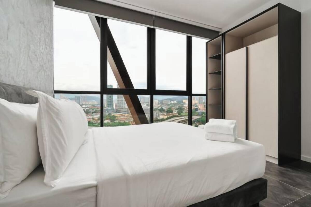 1 bedroom, Egyptian cotton sheets, premium bedding, down duvets