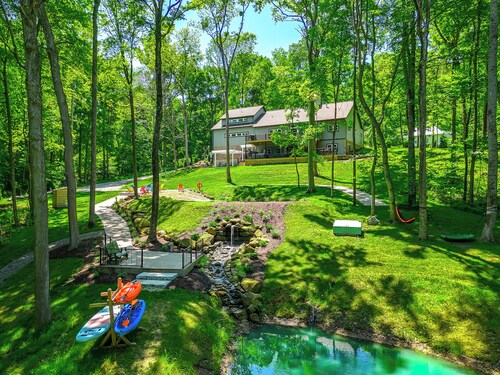 Lakes, Waterfall, Basketball Court: Family Getaway 5-7 bedrooms
