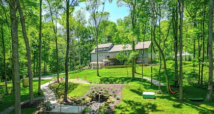 Lakes, Waterfall, Basketball Court: Family Getaway 5-7 bedrooms