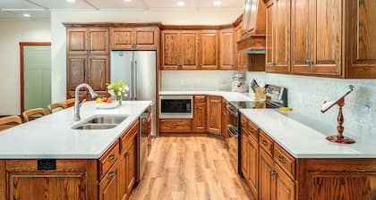Lakes, Waterfall, Basketball Court: Family Getaway 5-7 bedrooms