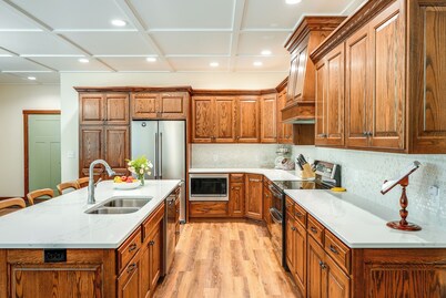 Lakes, Waterfall, Basketball Court: Family Getaway 5-7 bedrooms