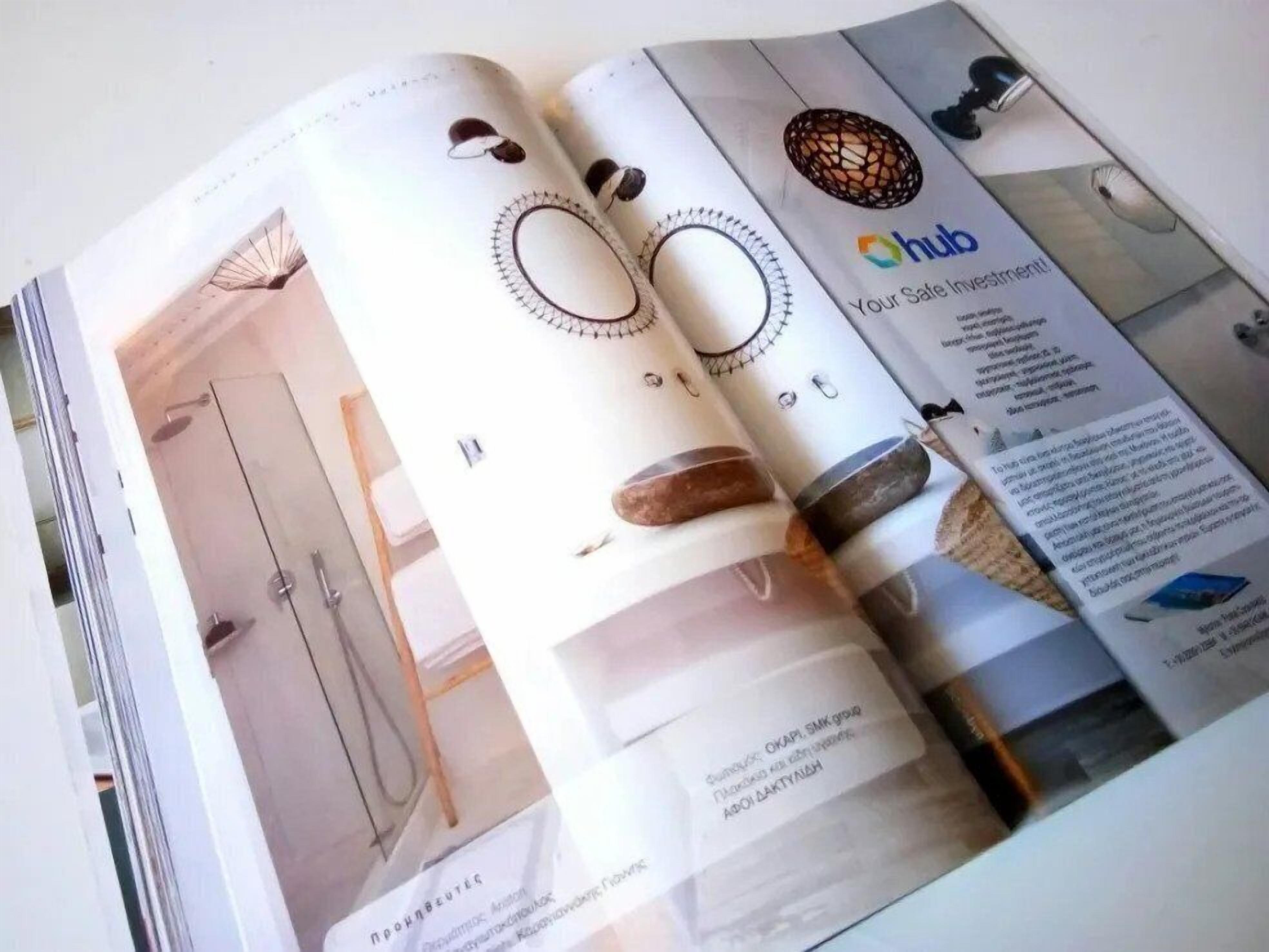 Une page de magazine présentant l’intérieur d’une salle de bain, avec une douche, des toilettes et un lavabo.