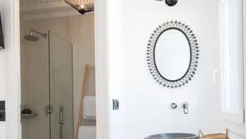 Superior Townhome | Bathroom | Shower, rainfall showerhead, hair dryer, bidet