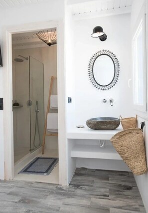 Superior Townhome | Bathroom | Shower, rainfall showerhead, hair dryer, bidet - Mykonos High Cloe (Mykonos)