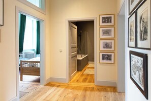 3 bedrooms, iron/ironing board, travel crib, WiFi - Romantic living in the manor house in the middle of Gut Mahndorf park (Langenstein)