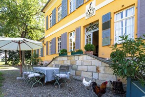 Outdoor dining - Romantic living in the manor house in the middle of Gut Mahndorf park (Langenstein)
