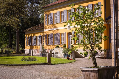 Romantic living in the manor house in the middle of Gut Mahndorf park