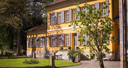 Romantic living in the manor house in the middle of Gut Mahndorf park
