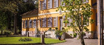 Romantic living in the manor house in the middle of Gut Mahndorf park