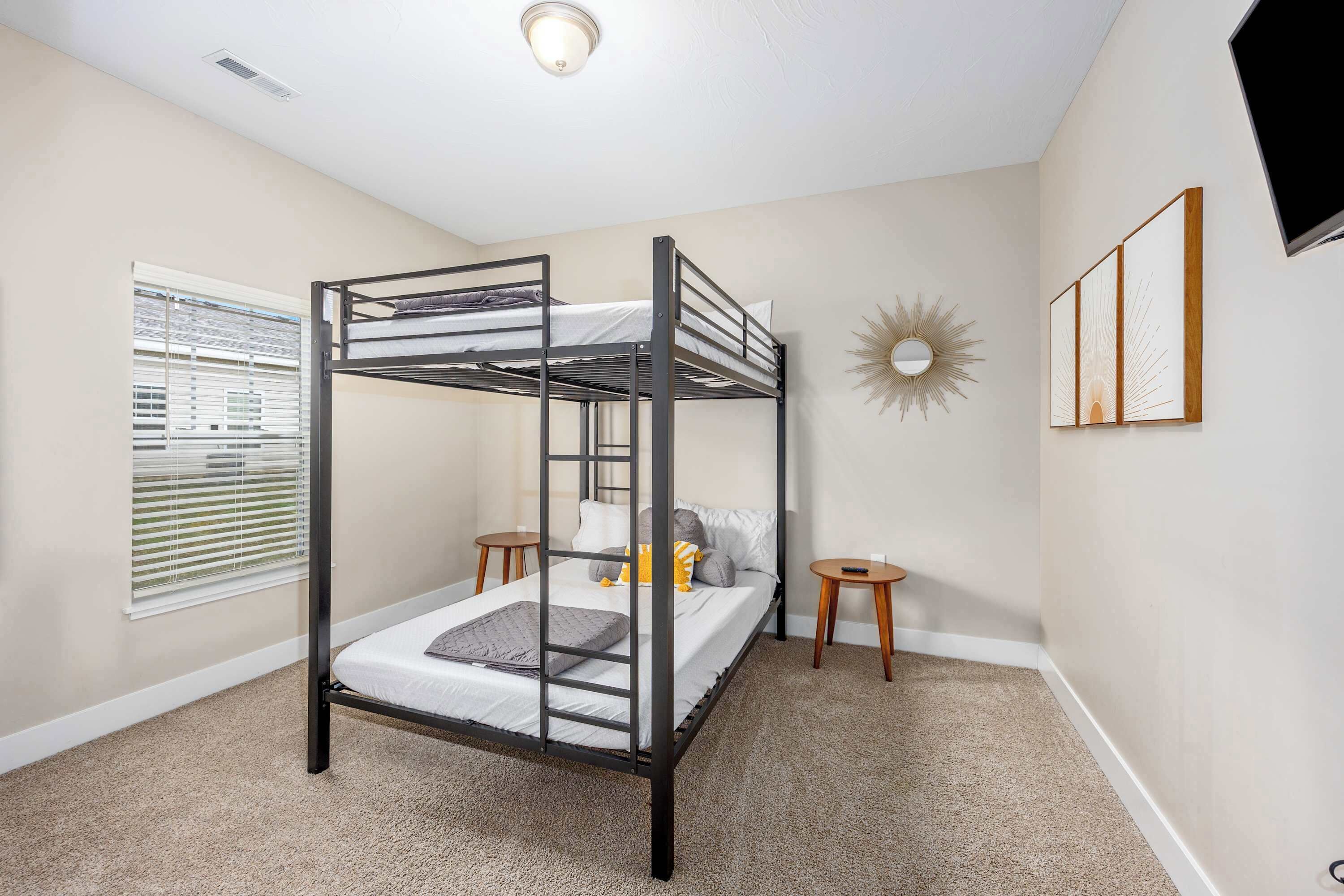 2 bedrooms, desk, iron/ironing board, WiFi