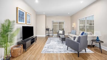 テレビ、書斎 / ワークスペース