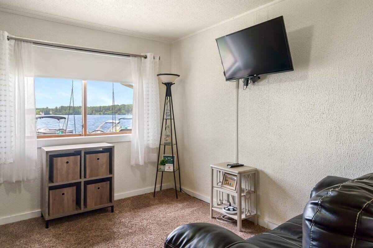 Flatscreentelevisie en een kantoor