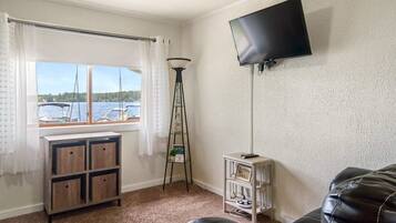 Flatscreentelevisie en een kantoor