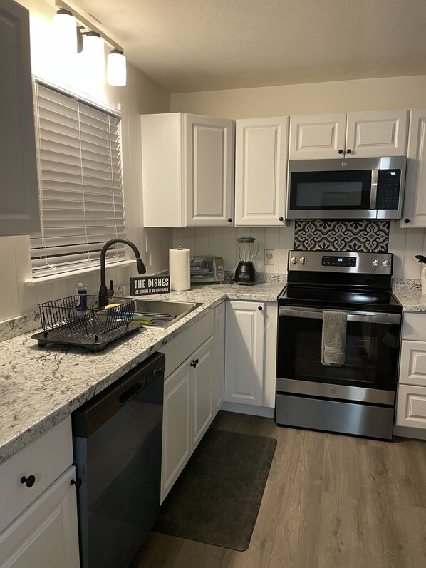 Refrigerador, microondas, horno y parrilla de estufa 