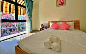 Individually decorated, individually furnished, desk, laptop workspace - HANZ VeniceRiver Sunset Grand World (Phu Quoc)