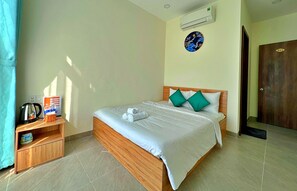 Individually decorated, individually furnished, desk, laptop workspace - HANZ VeniceRiver Sunset Grand World (Phu Quoc)