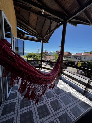 Appartement Prestige | Aire de séjour | Téléviseur connecté de 32 po avec télévision par satellite, téléviseur