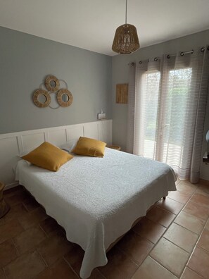 2 slaapkamers, een strijkplank/strijkijzer, reisbedje, gratis wifi