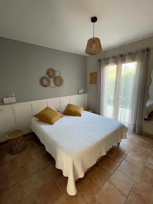 2 chambres, fer et planche à repasser, lit de bébé portatif