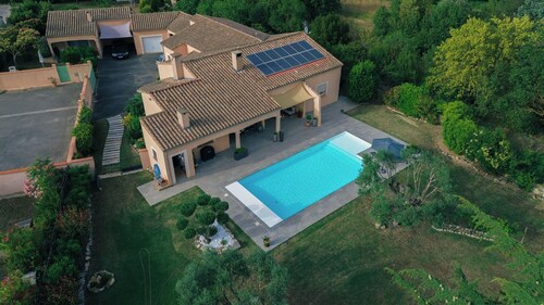 Jolie Maisonnette Indépendante au Cœur D'un Charmant Village