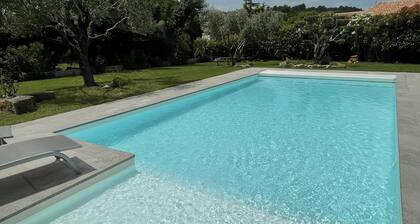 Jolie Maisonnette Indépendante au Cœur D'un Charmant Village