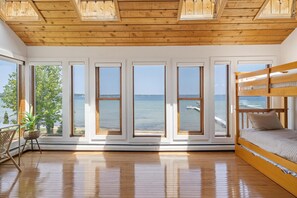 4 makuuhuonetta, työpöytä, silitysrauta/-lauta, ilmainen Wi-Fi