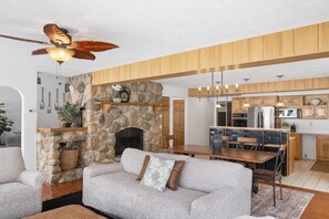 TV connectée, cheminée, livres