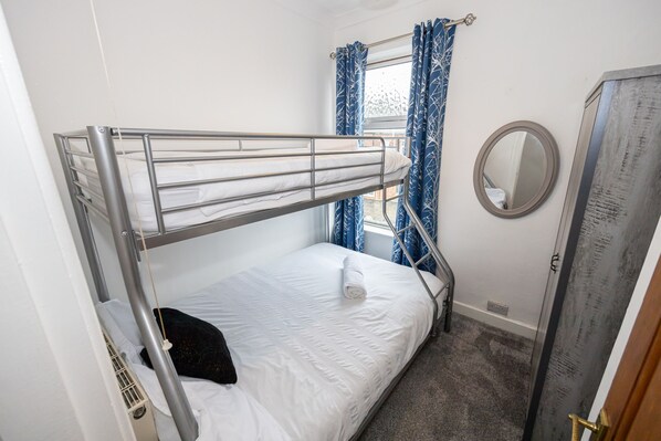 2 slaapkamers, een strijkplank/strijkijzer, gratis wifi, beddengoed
