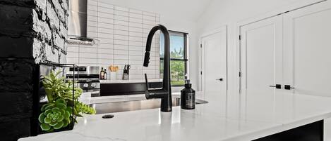 Køleskab, mikrobølgeovn, ovn, kogeplade