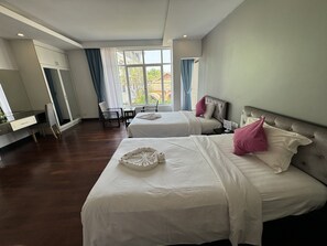 コンフォート ツインルーム | ミニバー、デスク、ノートパソコン用作業スペース、ベビーベッド