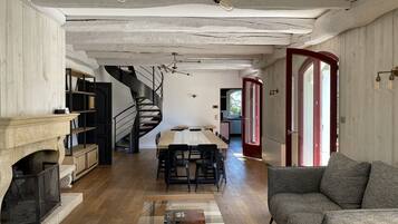 Smart-tv, een open haard, een tafeltennistafel en een filmbibliotheek