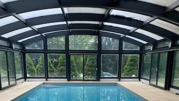 Een binnenzwembad en een verwarmd zwembad